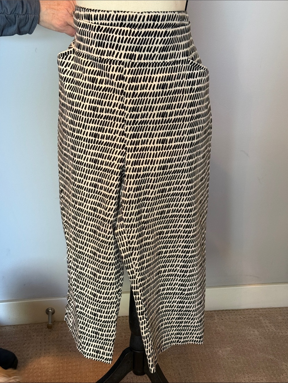 Chico's Black and Cream Patterned Midi pull on capris